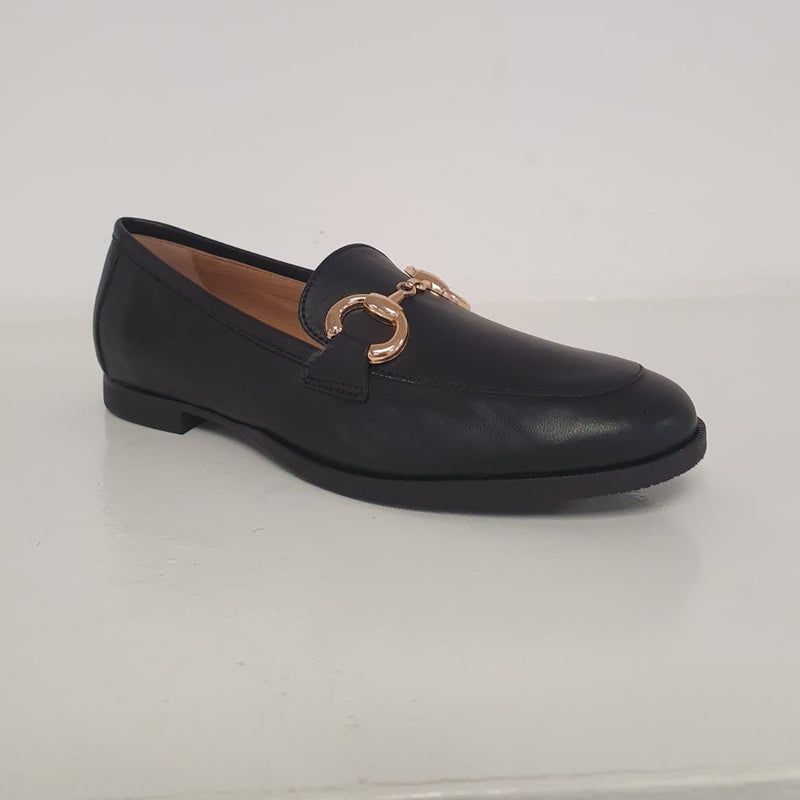 Meraviglioso mocassino in nappa nero con morsetto oro, tacco 1cm.  Nuovo mocassino della collezione di Nila&nila elegante e chic, Made in Italy!