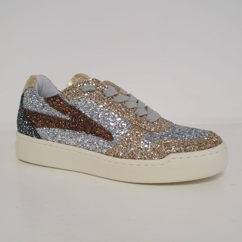 Meravigliosa sneakers con glitter argento, platino e bronzo.  I lacci sono argento mentre il fondo è color latte.  Un delizioso e raffinato nuovo arrivo della collezione di Meline, Made in Italy.