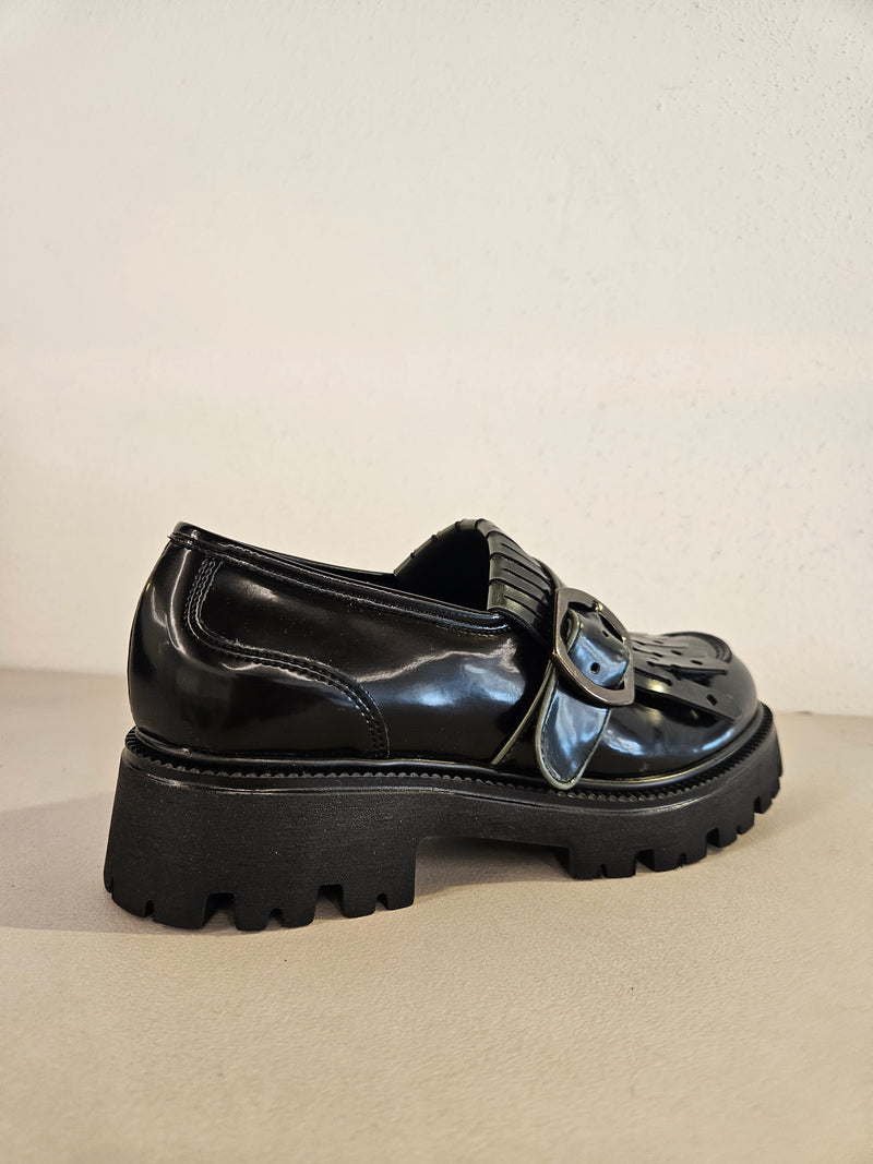 Mocassino nero e verde con frangia e accessori argento