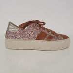 Meravigliosa sneakers in glitter multicolore, barre in dettaglio e punta in scamoscito bruciato e particolare nel tallone color oro.  I lacci sono color bruciato e il fondo è chiaro.  Un delizioso e raffinato nuovo arrivo della collezione di Crown.