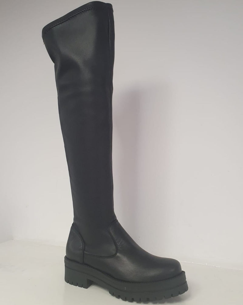 Meraviglioso stivale in vitello nero con gambale elasticizzato.  Bellissimo stivale dalle collezione autunno/inverno di Ovyè.