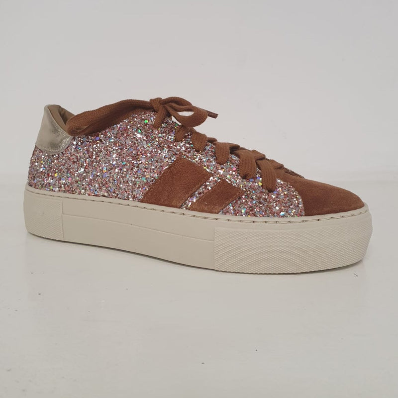 Meravigliosa sneakers in glitter multicolore, barre in dettaglio e punta in scamoscito bruciato e particolare nel tallone color oro.  I lacci sono color bruciato e il fondo è chiaro.  Un delizioso e raffinato nuovo arrivo della collezione di Crown.