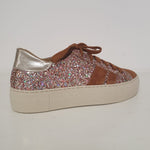 Meravigliosa sneakers in glitter multicolore, barre in dettaglio e punta in scamoscito bruciato e particolare nel tallone color oro.  I lacci sono color bruciato e il fondo è chiaro.  Un delizioso e raffinato nuovo arrivo della collezione di Crown.