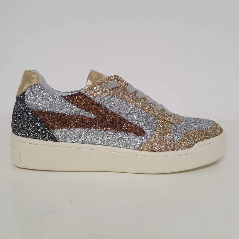 Meravigliosa sneakers con glitter argento, platino e bronzo.  I lacci sono argento mentre il fondo è color latte.  Un delizioso e raffinato nuovo arrivo della collezione di Meline, Made in Italy.