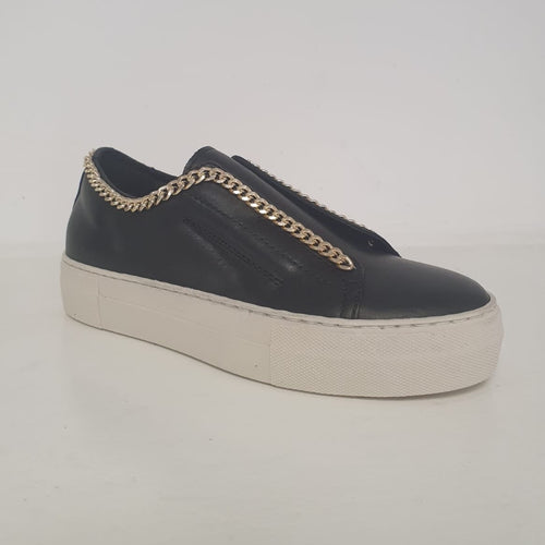 Meravigliosa sneakers in sauvage nero con accessorio catena oro.  Un delizioso e raffinato nuovo arrivo della collezione di Crown.