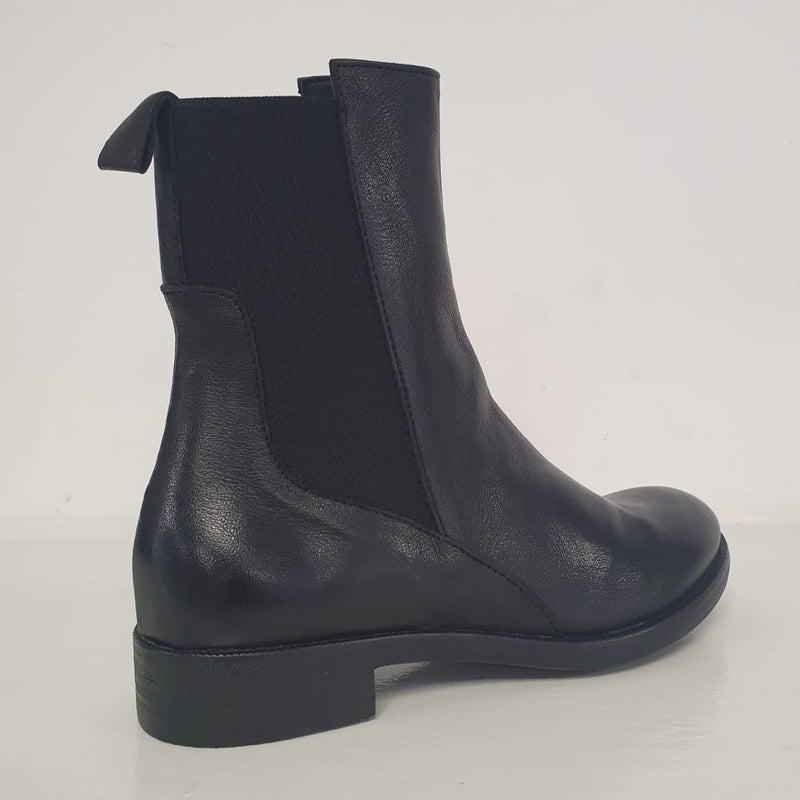 Stivaletto beatles in pelle nero, ha un comodo elastico laterale che ne agevola la calzata. Un modello evergreen da avere sempre nella scarpiera.  Lo stivaletto è un nuovissimo arrivo Made in Italy!