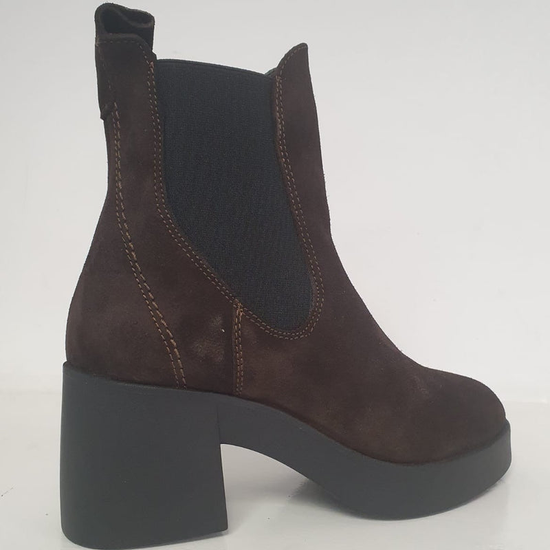 Stivaletto beatles scamosciato color testa di moro, comodo elastico laterale che agevola la calzata. Un modello evergreen da avere sempre nella scarpiera.  Lo stivaletto ha il fondo in gomma, è un nuovissimo arrivo!