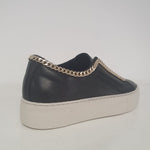 Meravigliosa sneakers in sauvage nero con accessorio catena oro.  Un delizioso e raffinato nuovo arrivo della collezione di Crown.