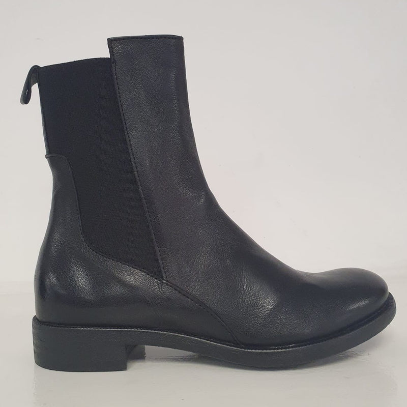 Stivaletto beatles in pelle nero, ha un comodo elastico laterale che ne agevola la calzata. Un modello evergreen da avere sempre nella scarpiera.  Lo stivaletto è un nuovissimo arrivo Made in Italy!