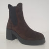 Stivaletto beatles scamosciato color testa di moro, comodo elastico laterale che agevola la calzata. Un modello evergreen da avere sempre nella scarpiera.  Lo stivaletto ha il fondo in gomma, è un nuovissimo arrivo!
