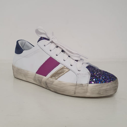 Meravigliosa sneakers in sauvage bianca con bare laterali fucsia e oro, dettaglio sul tallone blu nevil e punta glitter multicolore viola.  Un delizioso e raffinato nuovo arrivo della collezione di Crown.