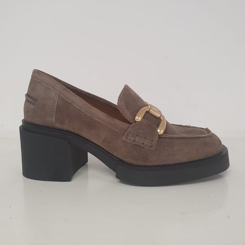 Delizioso mocassino scamosciato color almond, ha la fibbia oro in dettaglio, il tacco è 5cm.  Nuovo mocassino classico e chic con fondo in gomma!