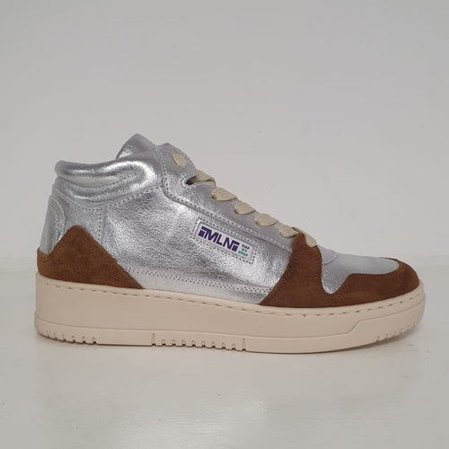 Meravigliosa sneakers bianca con dettagli porto crudo e crolam argento.  I lacci sono chiari mentre il fondo è crema.  Un delizioso e raffinato nuovo arrivo della collezione di Meline, Made in Italy.