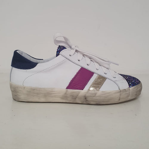 Meravigliosa sneakers in sauvage bianca con bare laterali fucsia e oro, dettaglio sul tallone blu nevil e punta glitter multicolore viola.  Un delizioso e raffinato nuovo arrivo della collezione di Crown.