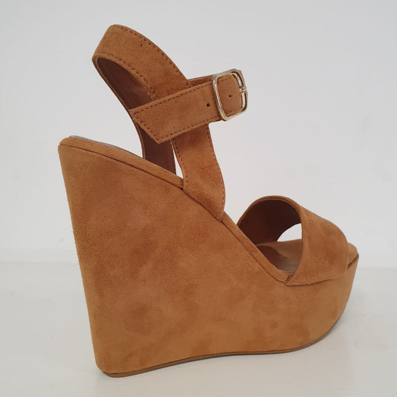 Meravigliosi sandali con la zeppa alta in camoscio color cuoio con cinturino alla caviglia. Tacco 13cm e plateau 4cm. Femminili e di carattere per i tuoi look estivi!  Nuova collezione primavera/estate Made in Italy.