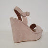 Meravigliosi sandali con la zeppa alta in camoscio color cipria con cinturino alla caviglia. Tacco 13cm e plateau 4cm. Femminili e di carattere per i tuoi look estivi!