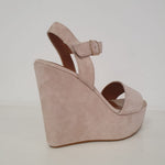 Meravigliosi sandali con la zeppa alta in camoscio color cipria con cinturino alla caviglia. Tacco 13cm e plateau 4cm. Femminili e di carattere per i tuoi look estivi!