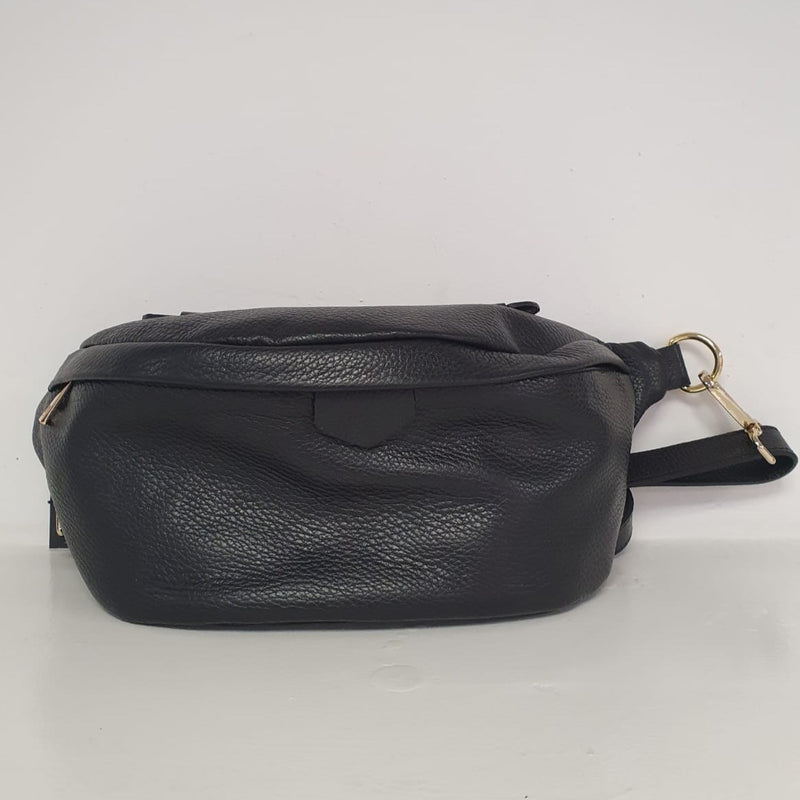 Marsupio in pelle martellata con finiture oro e zip a chiusura. Delizioso nuovo arrivo della collezione!  Colori disponibili: Cuoio, nero, crudo  Dimensioni: 30x10x12,5cm