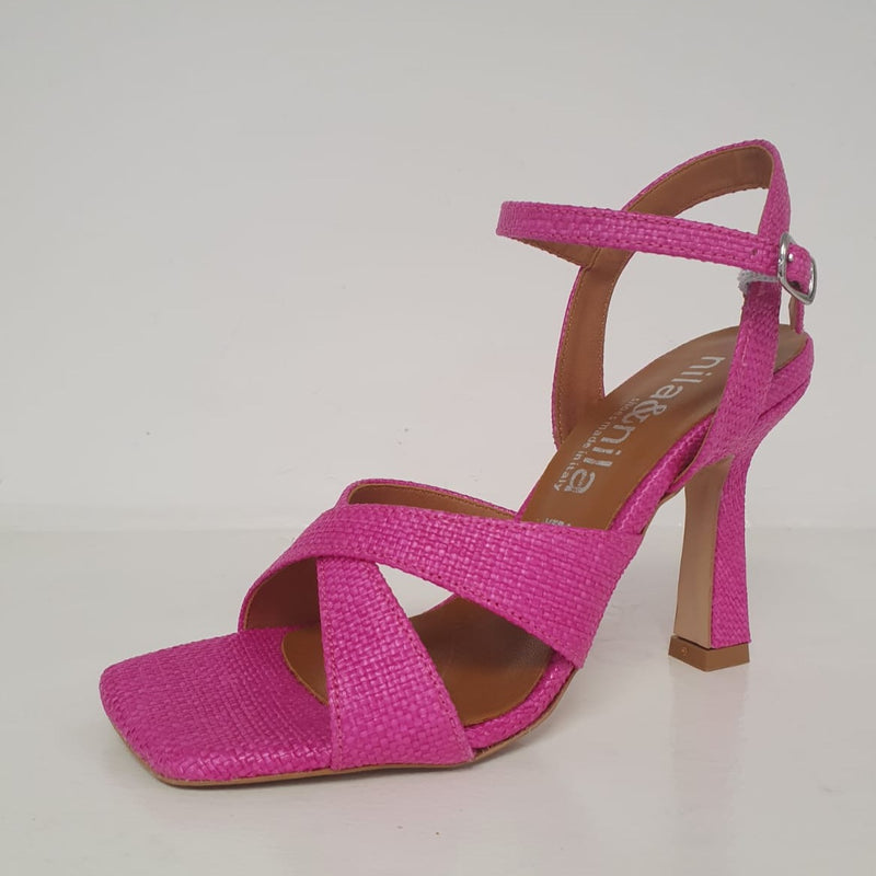 Meravigliosi sandali in pelle e raffia fucsia, modello con cinturino regolabile in caviglia e tacco 9cm.  Nuova bellissima collezione estiva Made in Italy di Nila&nila,