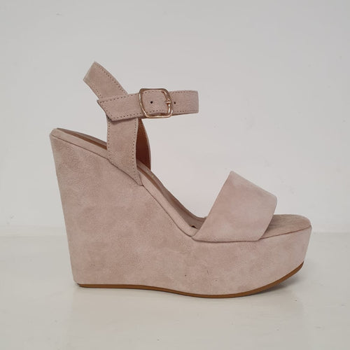 Meravigliosi sandali con la zeppa alta in camoscio color cipria con cinturino alla caviglia. Tacco 13cm e plateau 4cm. Femminili e di carattere per i tuoi look estivi!