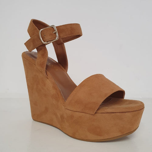 Meravigliosi sandali con la zeppa alta in camoscio color cuoio con cinturino alla caviglia. Tacco 13cm e plateau 4cm. Femminili e di carattere per i tuoi look estivi!  Nuova collezione primavera/estate Made in Italy.