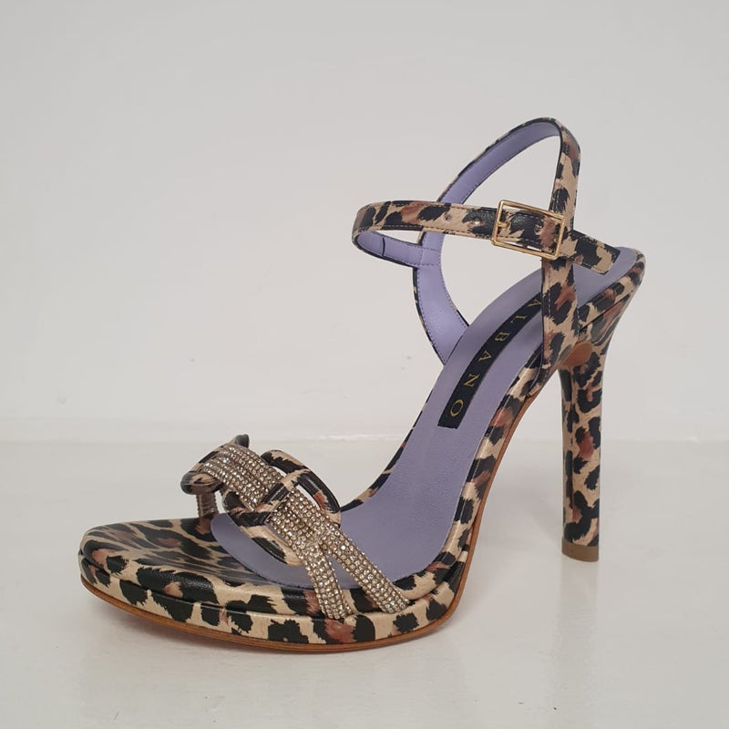 Meravigliosi sandali animalier/foft leopard con finiture oro, modello con cinturino regolabile in caviglia e tacco 9cm.  Nuova bellissima collezione estiva Made in Italydi Albano,