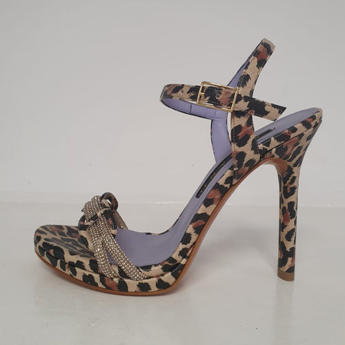 Meravigliosi sandali animalier/foft leopard con finiture oro, modello con cinturino regolabile in caviglia e tacco 9cm.  Nuova bellissima collezione estiva Made in Italydi Albano,