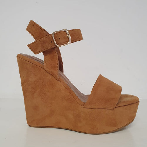 Meravigliosi sandali con la zeppa alta in camoscio color cuoio con cinturino alla caviglia. Tacco 13cm e plateau 4cm. Femminili e di carattere per i tuoi look estivi!  Nuova collezione primavera/estate Made in Italy.