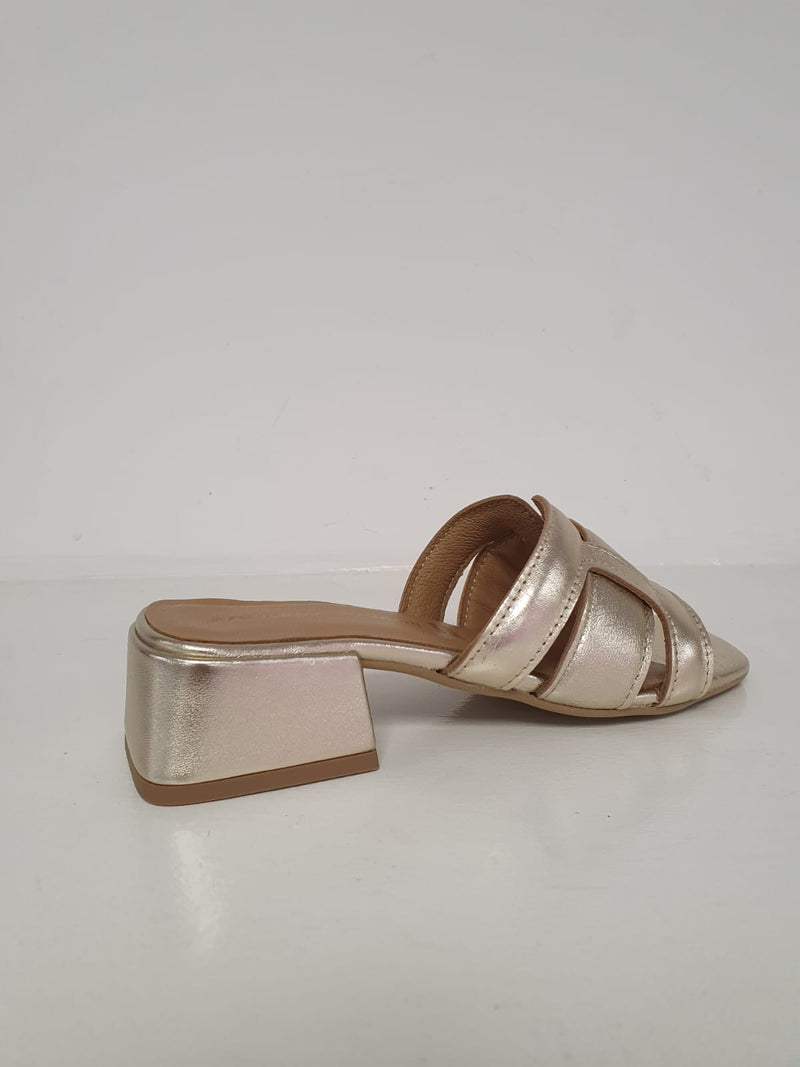 Meraviglioso sabot in pelle laminata color platino. Modello chic ed elegante che non può mancare nella scarpiera con un comodo tacco 4cm.  Nuova collezione , Made in Italy.