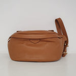 Marsupio in pelle martellata con finiture oro e zip a chiusura. Delizioso nuovo arrivo della collezione!  Colori disponibili: Cuoio, nero, crudo  Dimensioni: 30x10x12,5cm