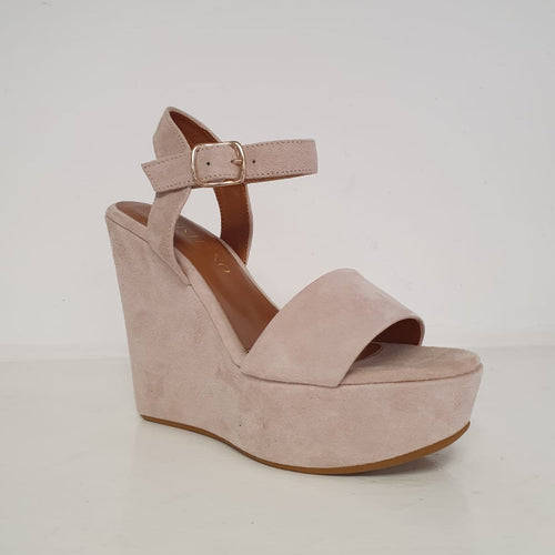 Meravigliosi sandali con la zeppa alta in camoscio color cipria con cinturino alla caviglia. Tacco 13cm e plateau 4cm. Femminili e di carattere per i tuoi look estivi!