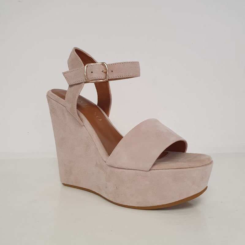 Meravigliosi sandali con la zeppa alta in camoscio color cipria con cinturino alla caviglia. Tacco 13cm e plateau 4cm. Femminili e di carattere per i tuoi look estivi!