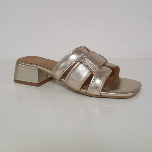 Meraviglioso sabot in pelle laminata color platino. Modello chic ed elegante che non può mancare nella scarpiera con un comodo tacco 4cm.  Nuova collezione , Made in Italy.
