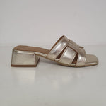 Meraviglioso sabot in pelle laminata color platino. Modello chic ed elegante che non può mancare nella scarpiera con un comodo tacco 4cm.  Nuova collezione , Made in Italy.