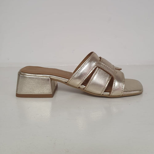 Meraviglioso sabot in pelle laminata color platino. Modello chic ed elegante che non può mancare nella scarpiera con un comodo tacco 4cm.  Nuova collezione , Made in Italy.