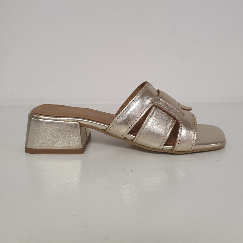 Meraviglioso sabot in pelle laminata color platino. Modello chic ed elegante che non può mancare nella scarpiera con un comodo tacco 4cm.  Nuova collezione , Made in Italy.