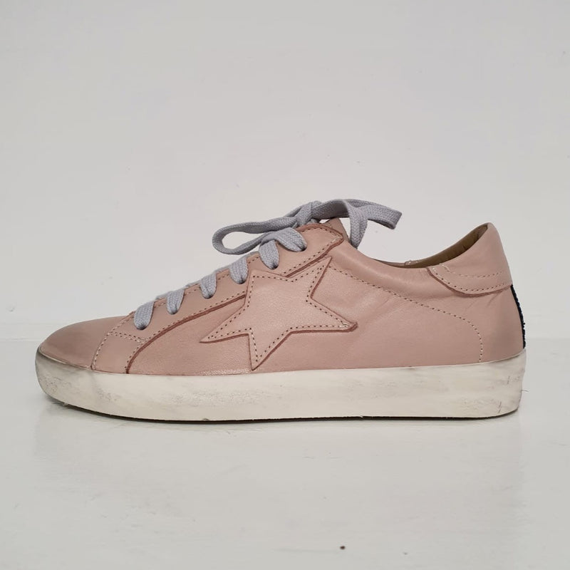 Meravigliosa sneakers in vitello rosa, color silver - pink con la stella laterale.  Le stringhe sono silver e suola è chiara.  Un delizioso nuovo arrivo della collezione primavera/estate 2022 di Crown, Made in Italy.