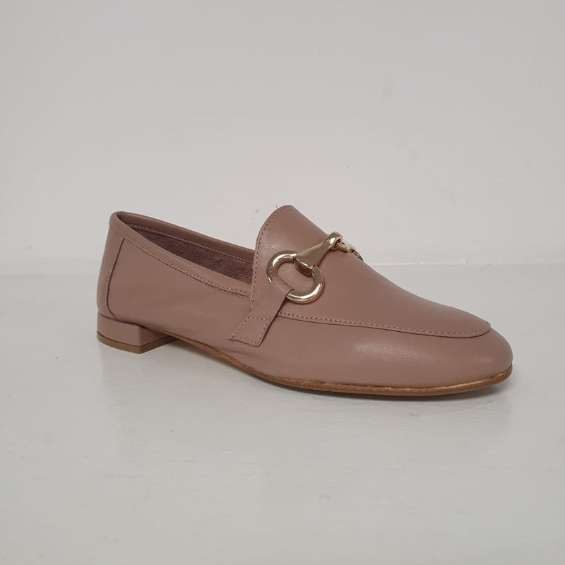 Meraviglioso mocassino in nappa color nude con morestto oro.  Nuovo mocassino classico e chic, Made in Italy.