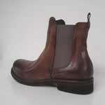 Stivaletto beatles in pelle lavata color cacao, ha un comodo elastico laterale che agevola la calzata. Un modello evergreen da avere sempre nella scarpiera.  Lo stivaletto ha il tacco di 2cm, è un nuovissimo arrivo autunnale Made in Italy!