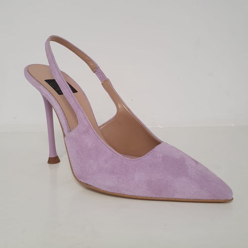 Meravigliosa Décollétte in camoscio color tulip lilla con cinturino regolabile in caviglia e tacco 10cm.  Un delizioso modello Made in Italy della nuova collezione di Islo, elegante e chic.