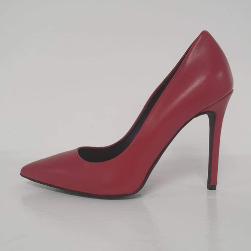 Meraviglioso decolleté in nappa color rosso rubino, il tacco è alto 10cm. Bellissimo per i tuoi look più eleganti. La scarpa è un bellissimo nuovo arrivo Made in Italy.