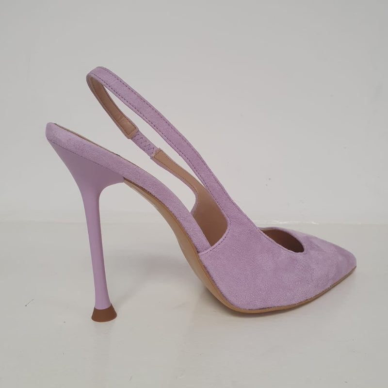 Meravigliosa Décollétte in camoscio color tulip lilla con cinturino regolabile in caviglia e tacco 10cm.  Un delizioso modello Made in Italy della nuova collezione di Islo, elegante e chic.