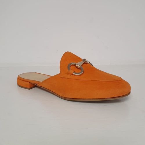 Meraviglioso sabot in camoscio color arancione con morsetto oro, tacco 1cm.  Nuovo mocassino della collezione primaverile elegante e chic, Made in Italy!