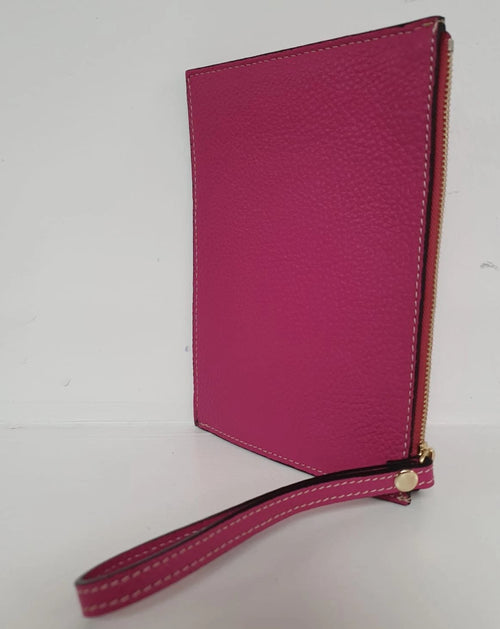 Pochette a mano in similpelle, colorate e divertenti si abbinano ai tuoi look! Ti piacerà se ami cambiare stile e ti piace giocare con i diversi abbinamenti. Può essere usata anche come portadocumenti o bustina da tenere in una borsa più capiente.  Modello a busta, dimensioni: 19x13cm colore fucsia