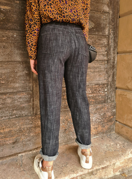 Bellissimo jeans della nuova collezione autunno-inverno 2021\22 di KARTIKA in 100% cotone effetto denim grezzo.  Modello a carota, fascione con passanti arricchito da un foulard animalier con dettagli viola (rimovibile) , tasche frontali da jeans classiche, e tasche sul retro.