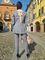 Pantalone in lino con fantasia micro pied-de-poule bianco e  blu, gamba dritta, a vita alta, elastico in vita.  Possibile abbinarlo con il blazer in completo con tacco o sneakers a seconda dei gusti.  Nuova collezione primavera-estate Actitude Twinset