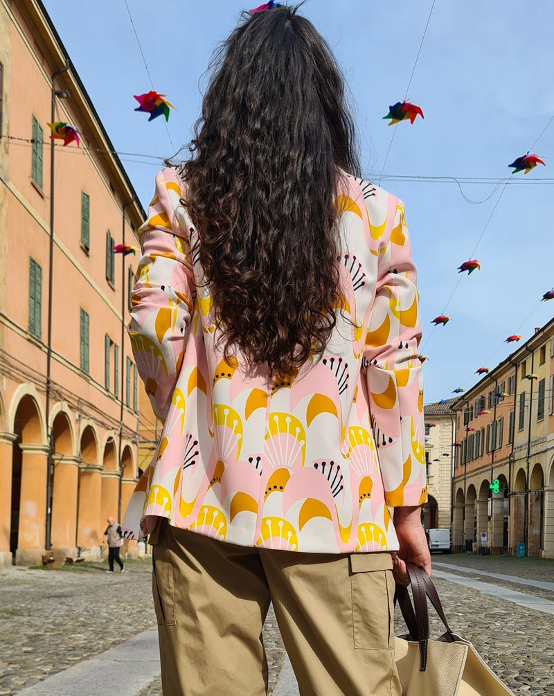 Giacca lungo dalla fantasia dai toni senape, rosa e bianco, leggermente sfiancata, a un bottone.  Abbinala ad un pantalone, un jeans o su un abitino tinta unita.  Nuova collezione primavera-estate Tensione In.