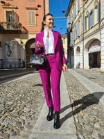 Completo giacca e pantalone strutturato molto elegante, giacca ad un bottone, pantalone con allacciatura a un bottone e zip.  Ideale per cerimonie e meeting di lavoro.  Nuova collezione A/I 2022 Kartika.