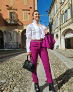 Completo giacca e pantalone strutturato molto elegante, giacca ad un bottone, pantalone con allacciatura a un bottone e zip.  Ideale per cerimonie e meeting di lavoro.  Nuova collezione A/I 2022 Kartika.