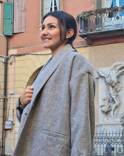 Particolare cappotto foderato, dalla forma over, con spacchi laterali, allacciatura a un bottone, lunghezza al ginocchio.  Un must have per chi ama uscire dagli schemi.  Nuova collezione A/I 22/23 Peperosa.